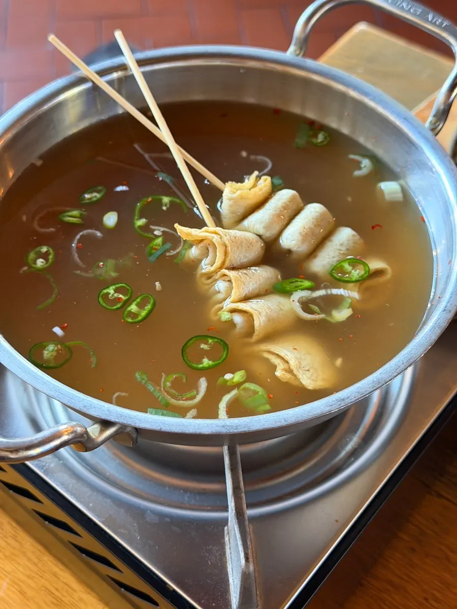 Basic side dishes served after ordering at Kkankkanhan Jokbal