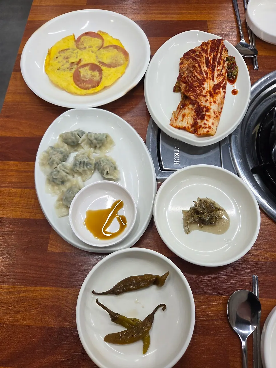 Side dishes eaten while waiting for gopchang hot pot
