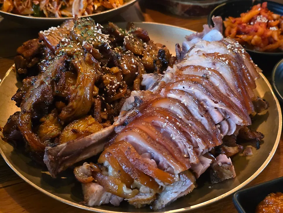 친구세트 3인 반반족발 한 상