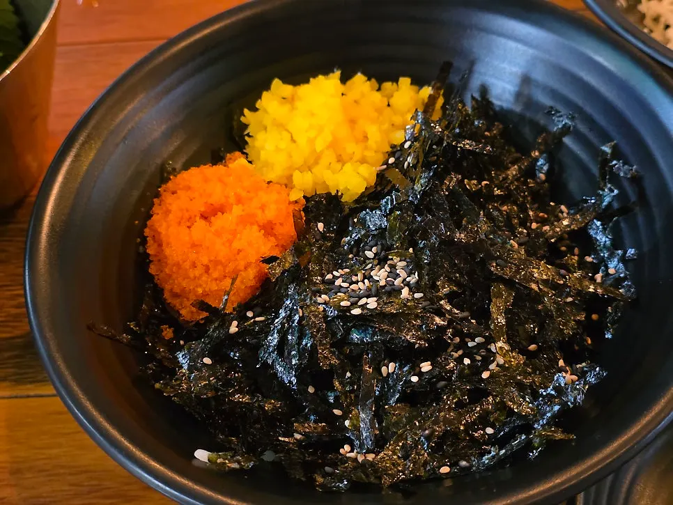 날치알주먹밥 재료 그릇