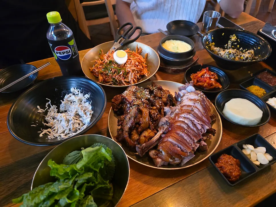 직화불족발과 참숯구이족발 반반 상차림