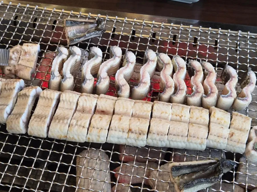 리필한 배추김치와 밑반찬
