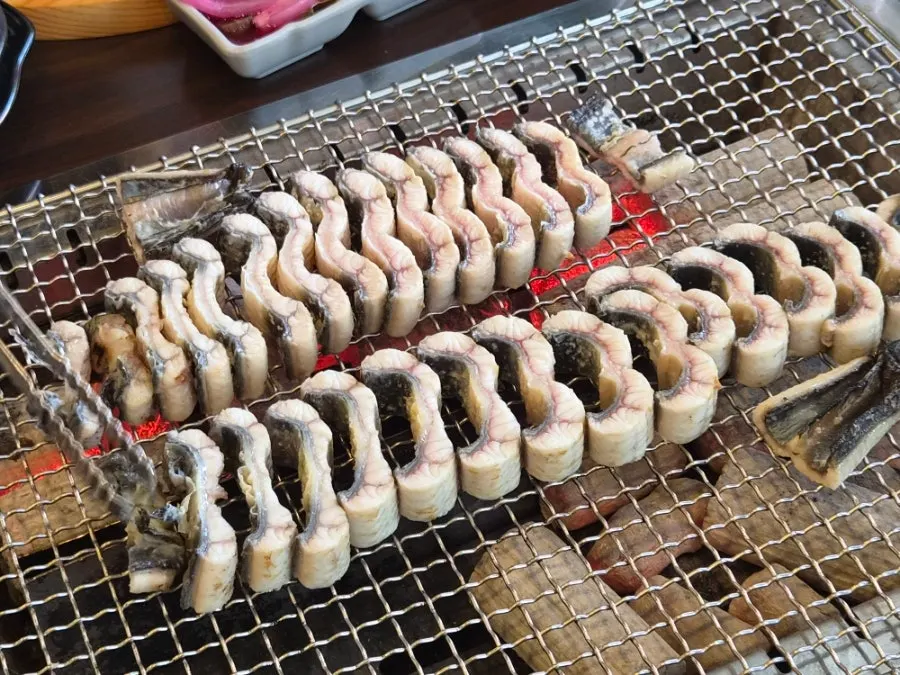장어 굽기 전 상차림