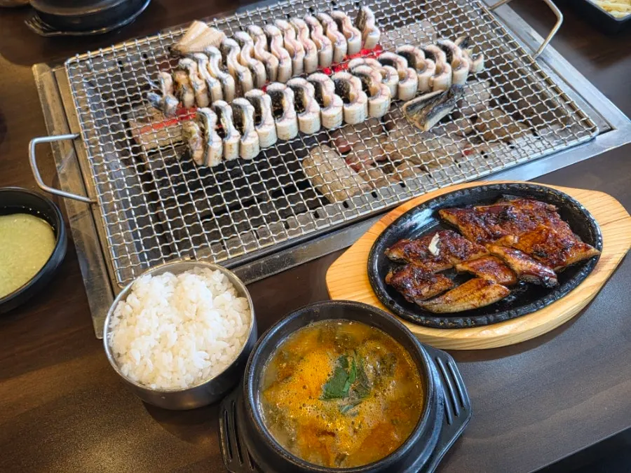 따뜻하게 구운 장어 한 상