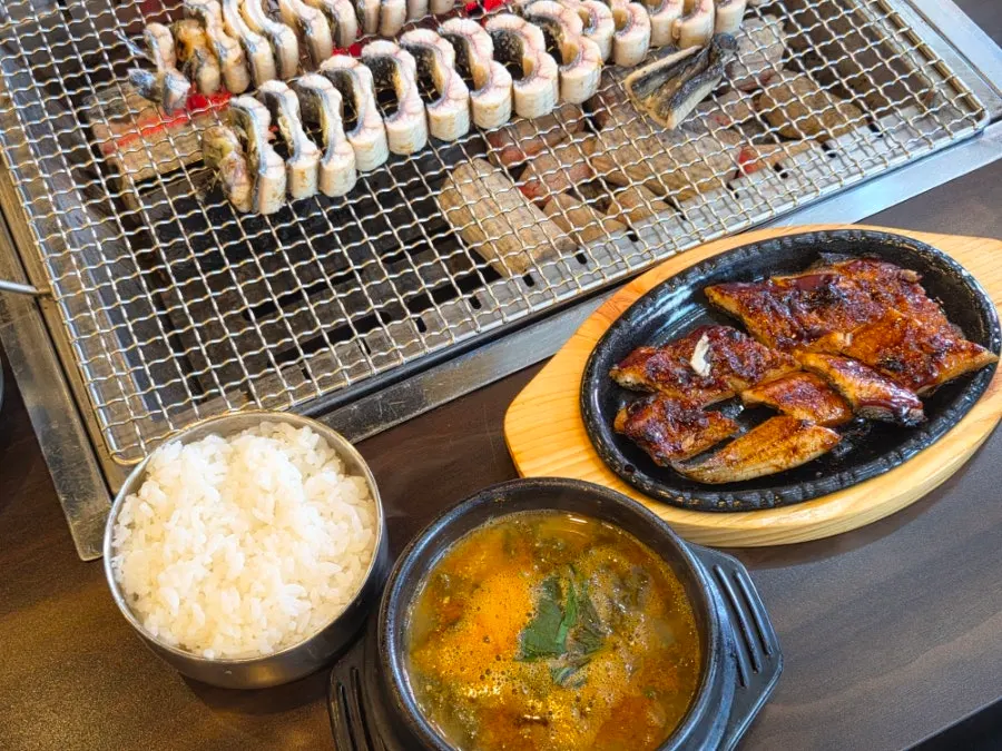점심특선 장어탕과 밑반찬