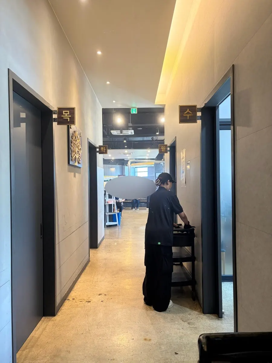 Yuil Jangeo's hall full of customers