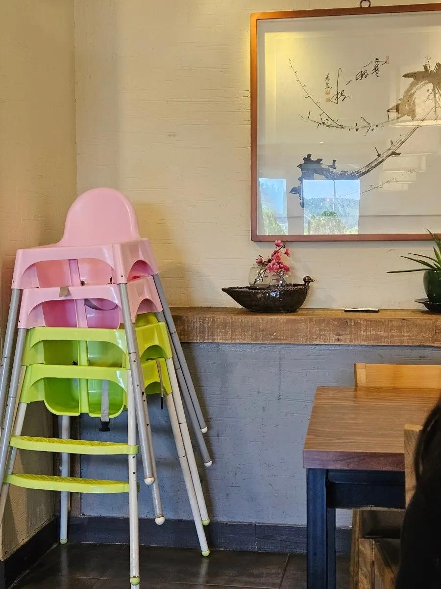 아기의자가 마련된 식사 공간