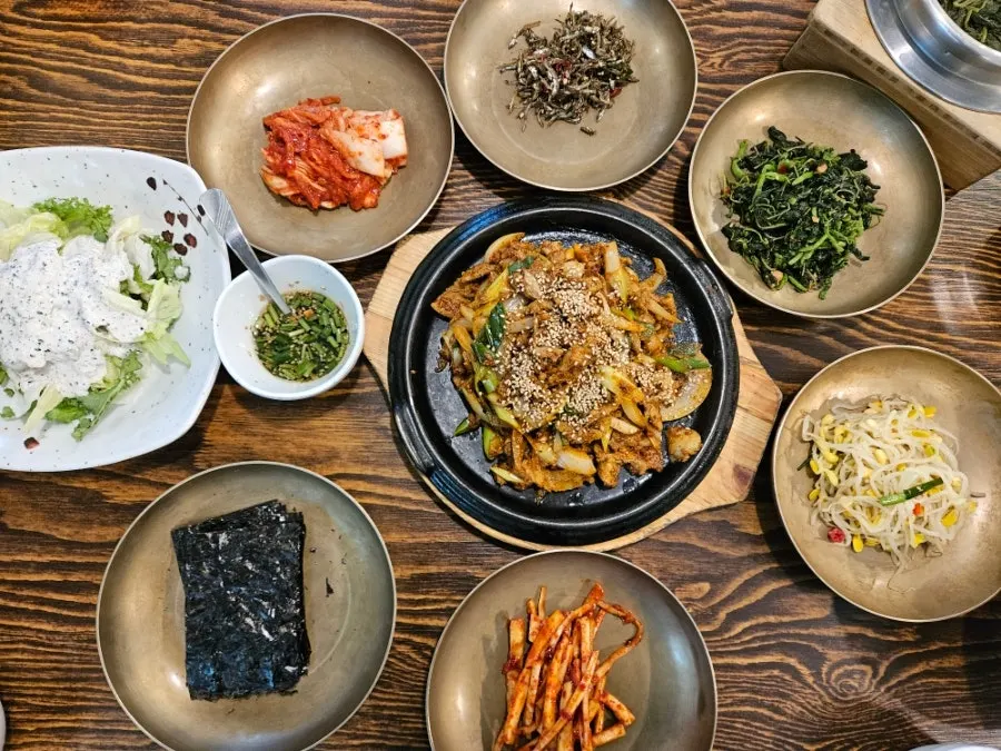 제육볶음 정식의 기본 반찬 상차림