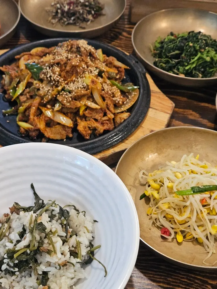 멸치와 나물로 구성된 기본 반찬