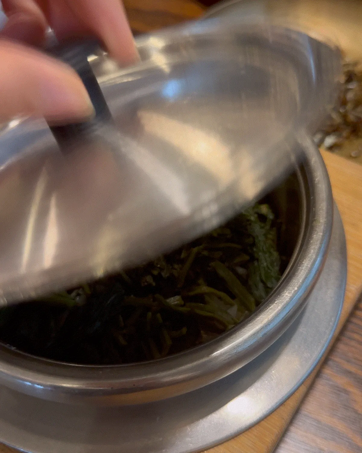 コンドゥレご飯の韓定食の食事風景