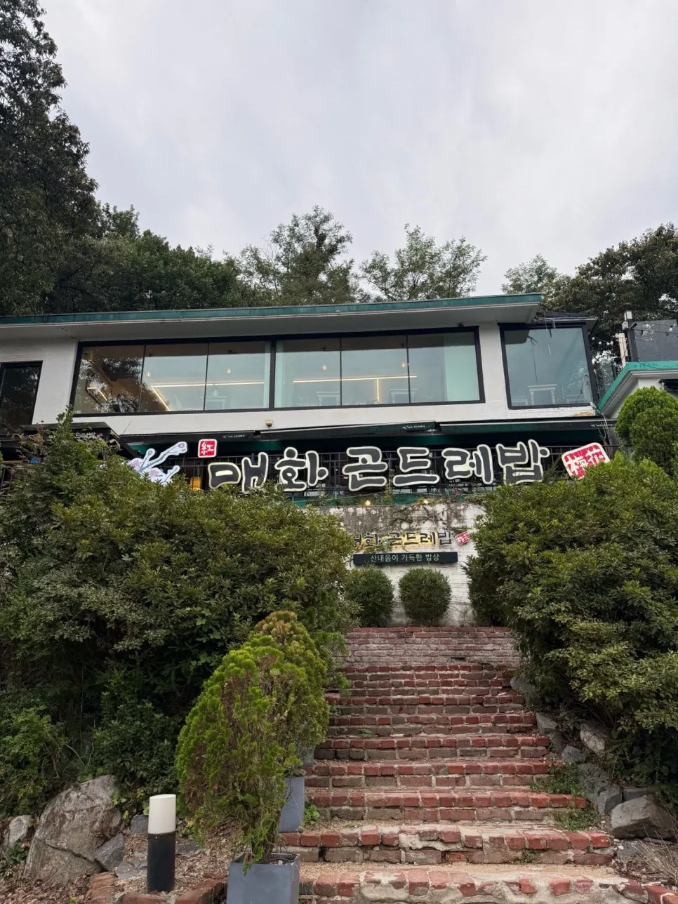 店の前の広い駐車スペース
