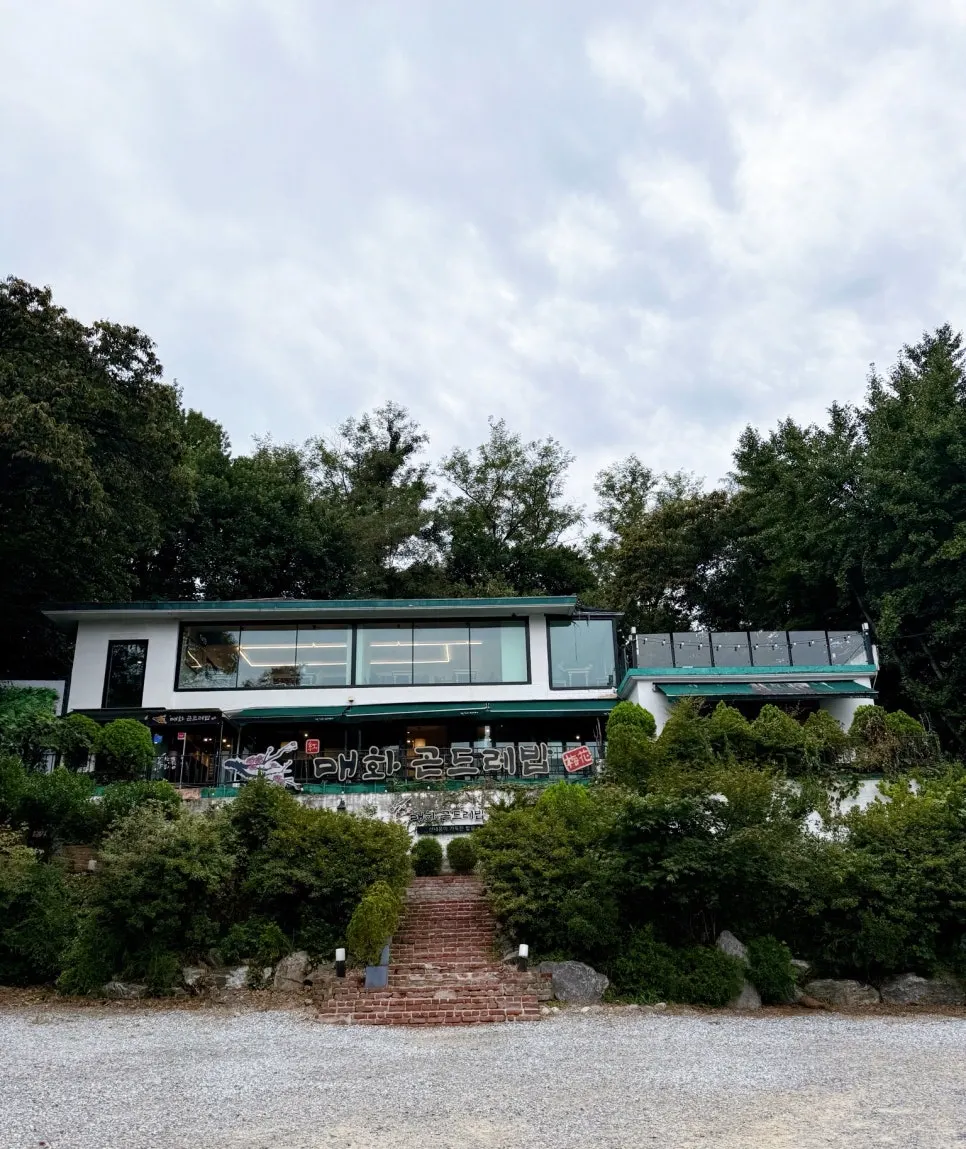 屋外テーブルと山道周辺の風景