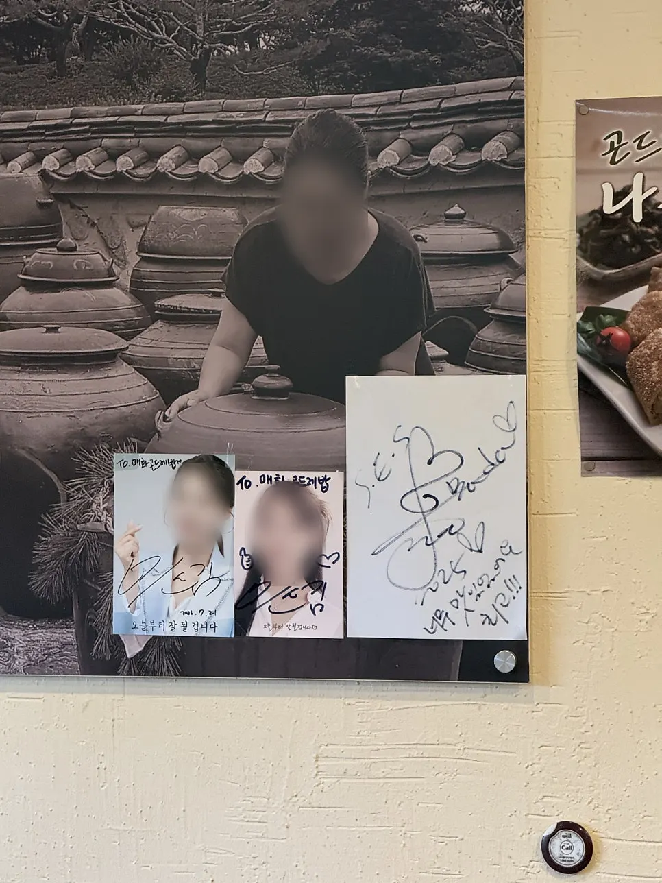 家族連れの客がいる店内