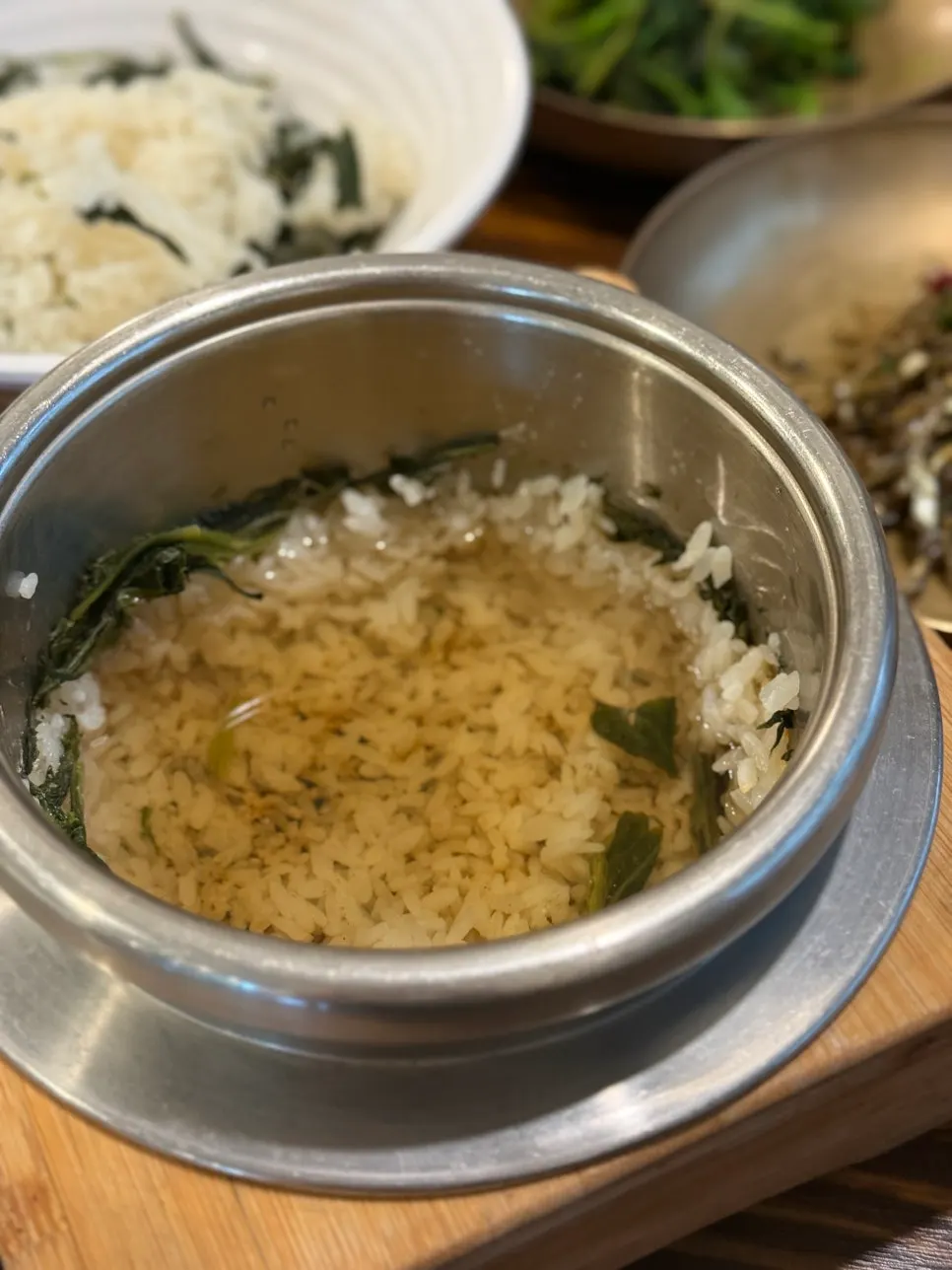 お湯を注いだコンドゥレご飯の釜