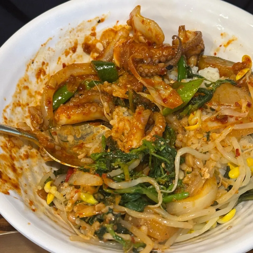 コンドゥレご飯とおかずを一緒に食べる食卓