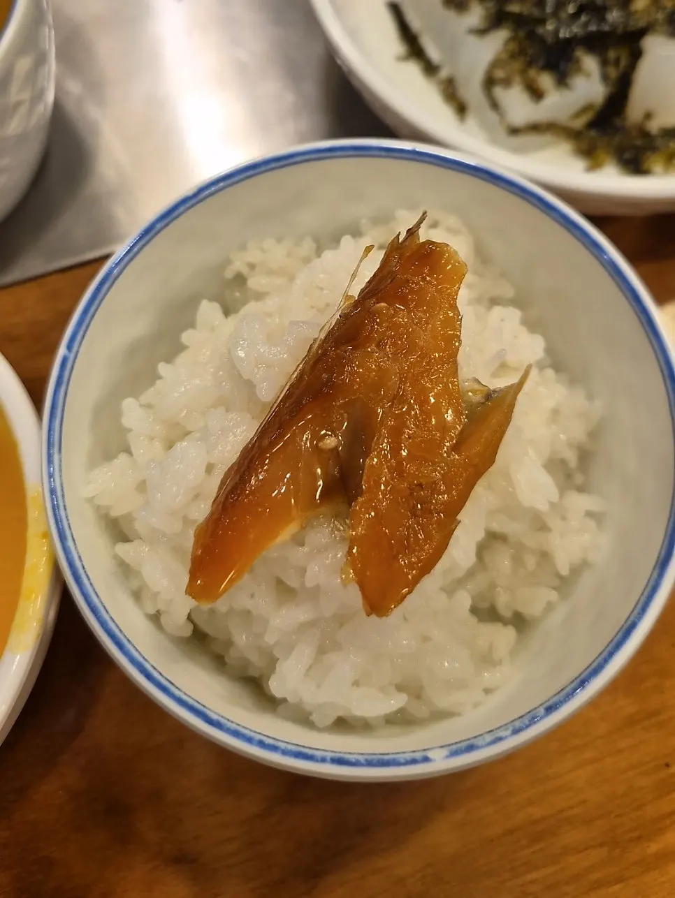 녹차와 함께 나온 보리굴비 정식