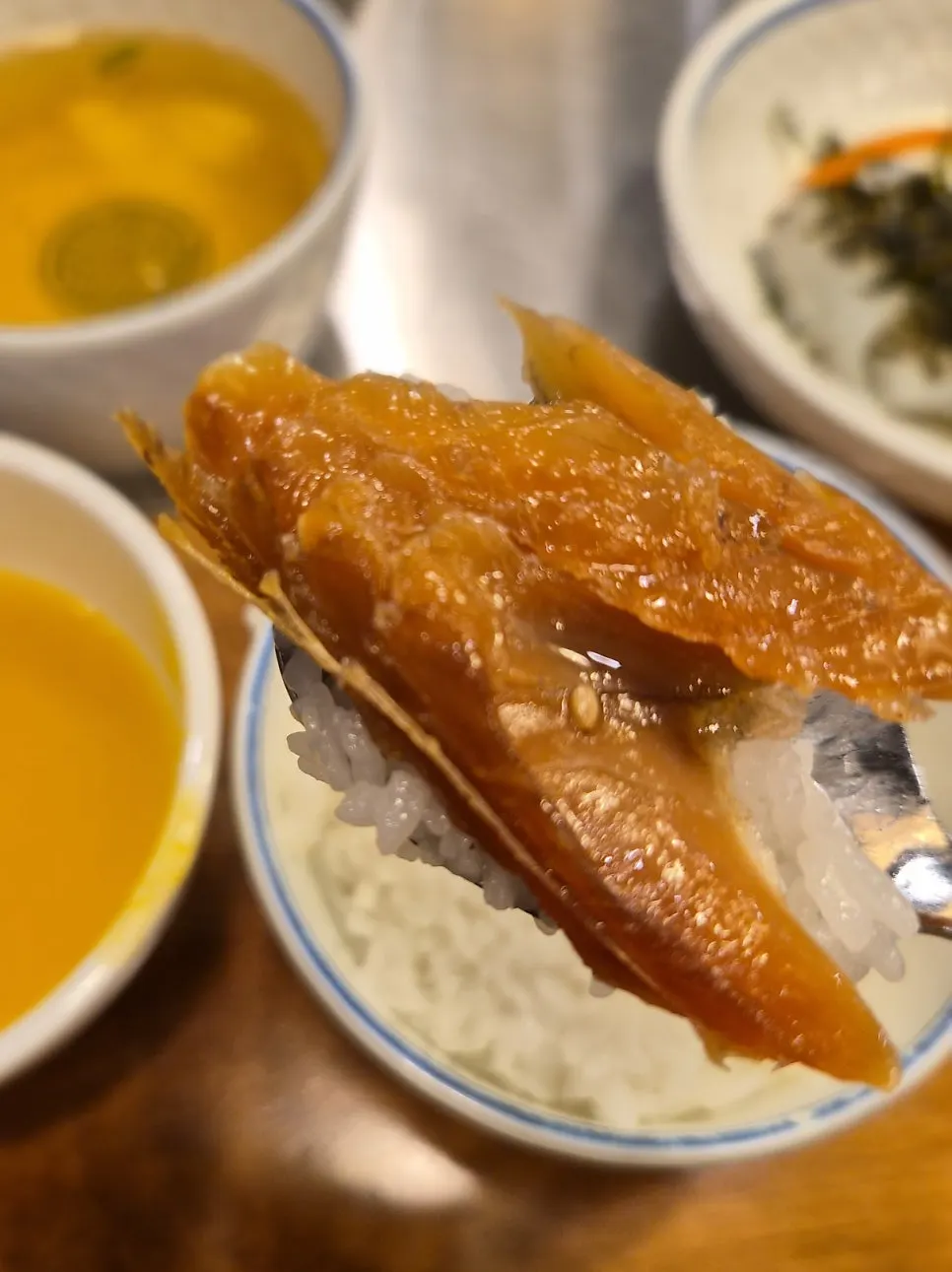 살을 발라낸 보리굴비 접시
