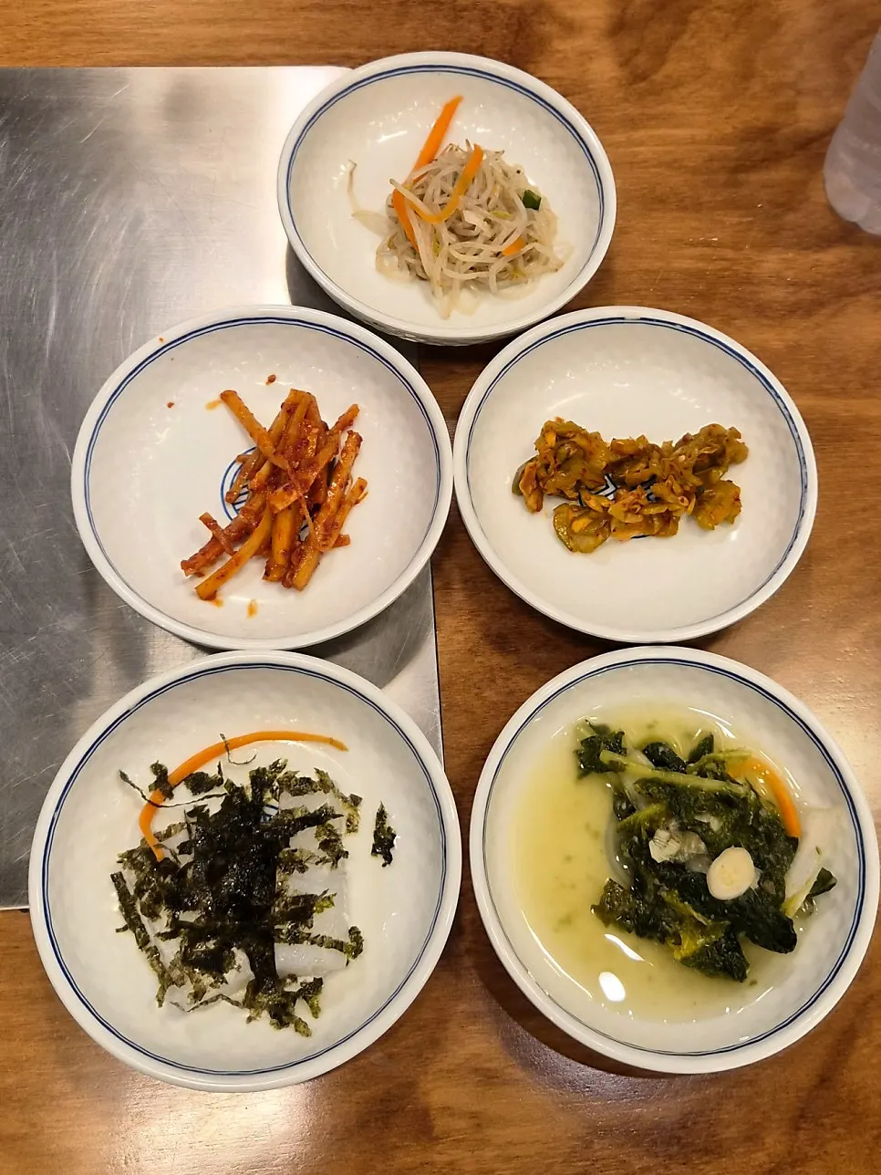 도라지무침 숙주나물 등 밑반찬 구성