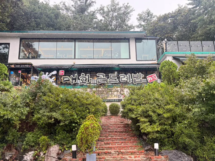 光明下安洞深山炖饭外观与停车场