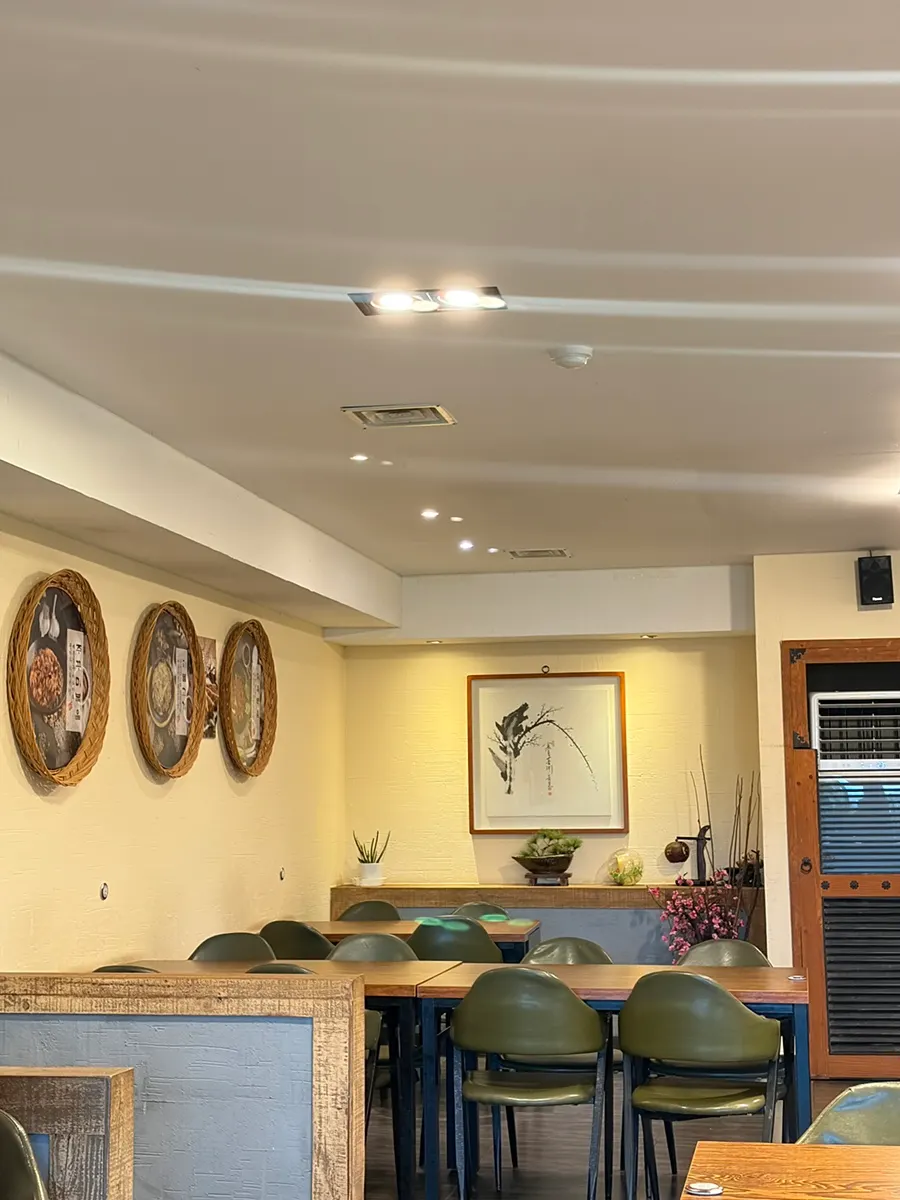 桌距宽敞的韩定食店内部
