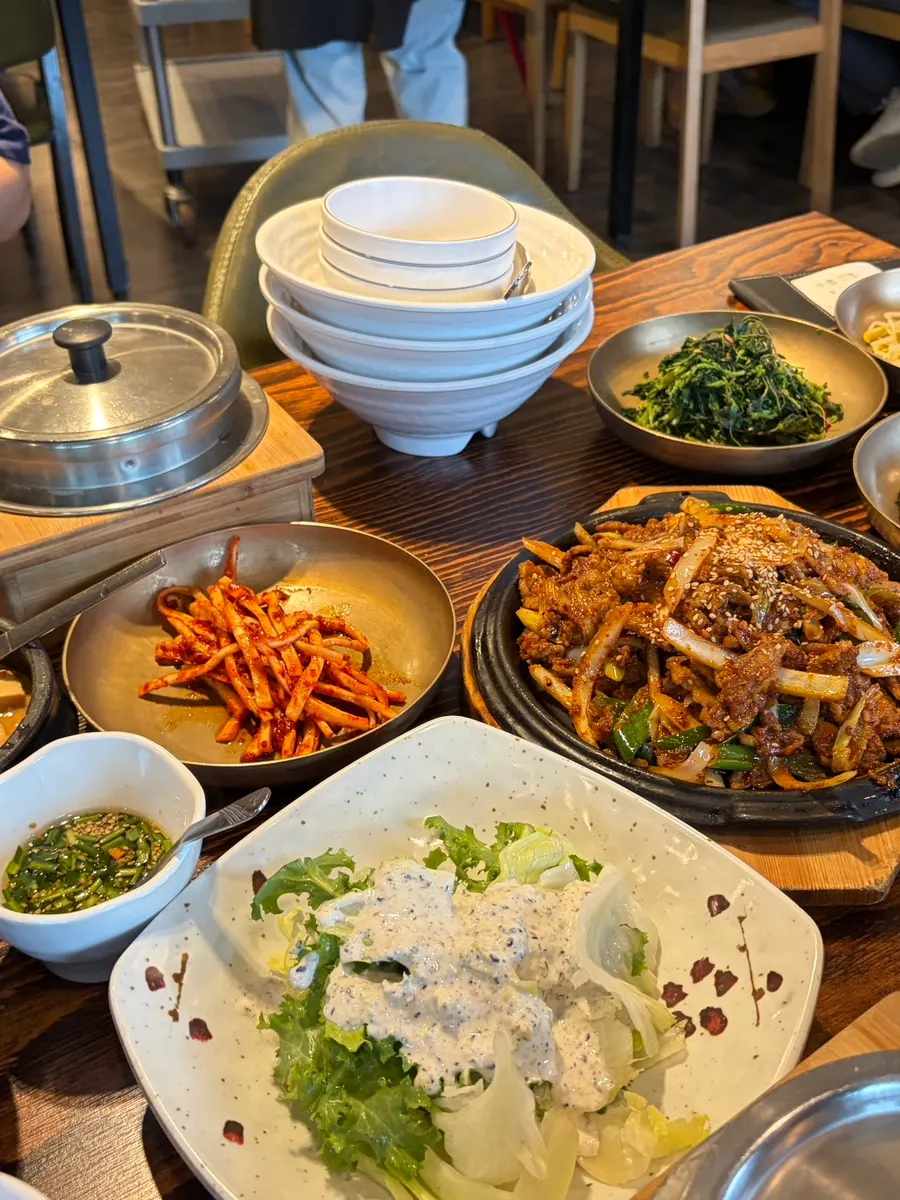 蕨麻辣炒猪肉定食整桌摆盘