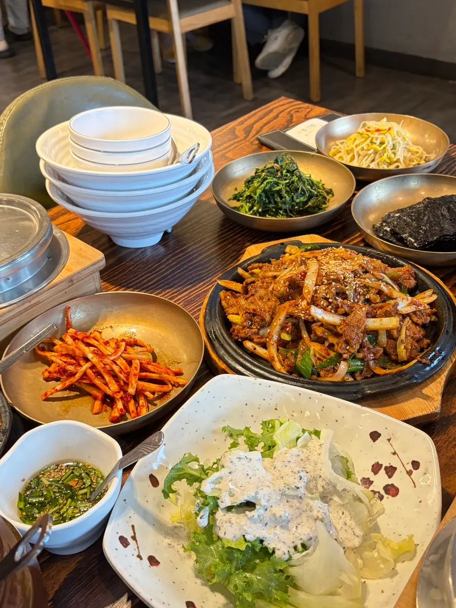 桔梗拌菜、小鱼干、豆芽拌菜等小菜