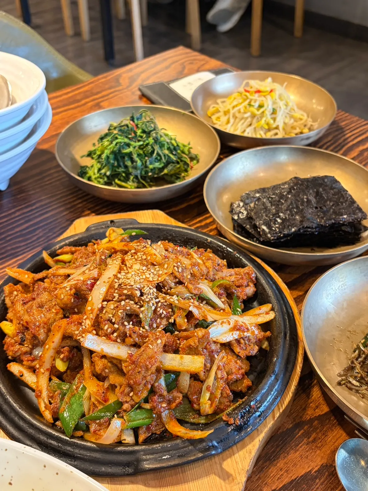 辣炒猪肉与蕨麻石锅饭的餐桌摆设