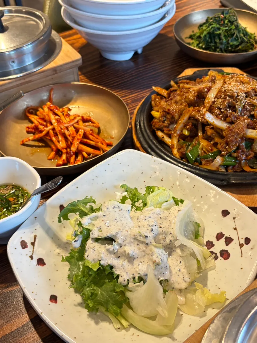 摆满桌的丰盛韩定食小菜