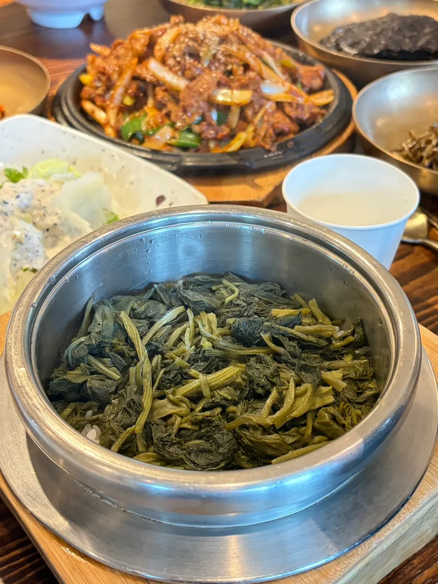 油亮泛光的蕨麻铁锅饭