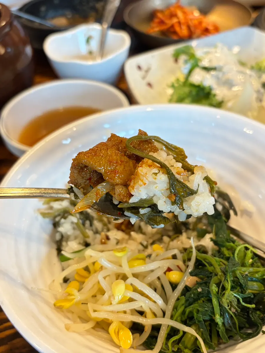 混有蕨麻的石锅饭特写