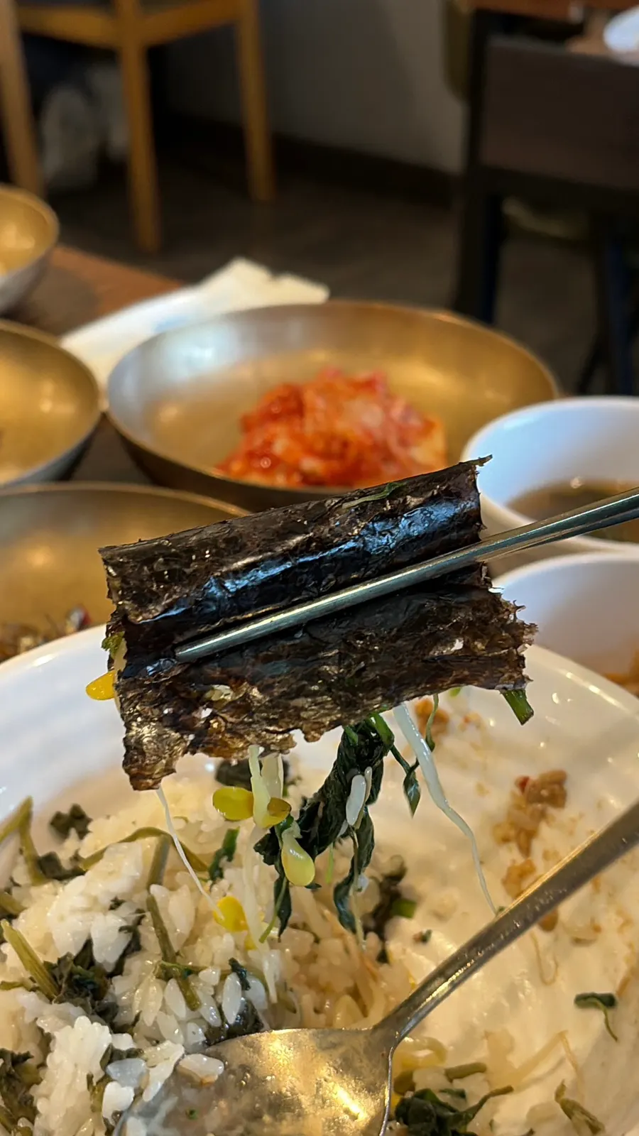 用海苔包着的蕨麻饭与辣炒猪肉