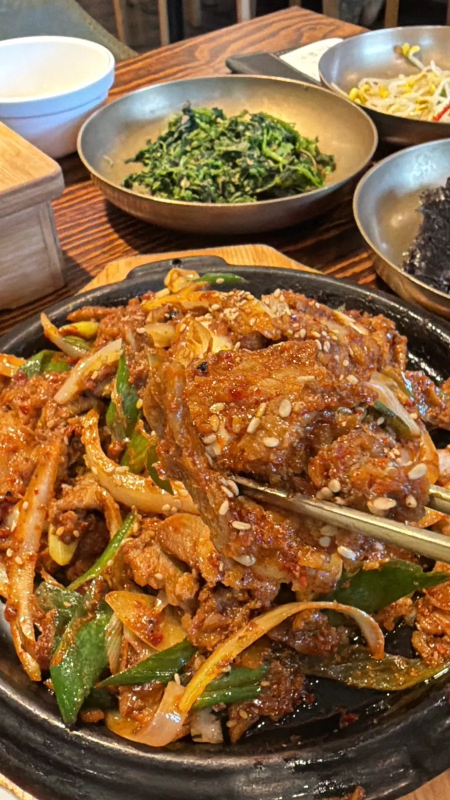 辣炒猪肉配米饭一起吃的画面