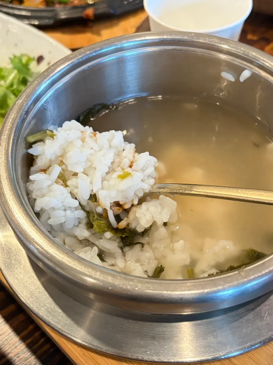 用石锅加水制成的锅巴水