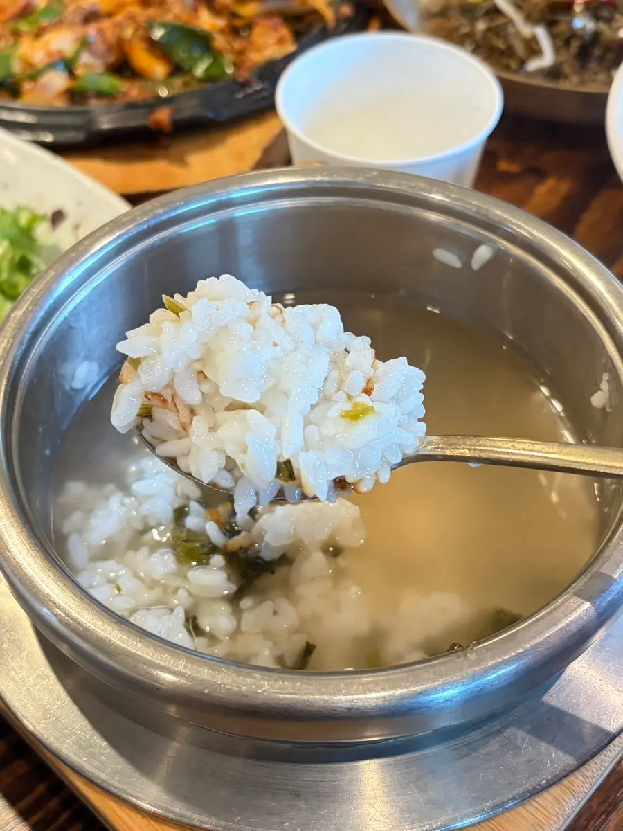 锅巴水配清麴酱收尾的一餐