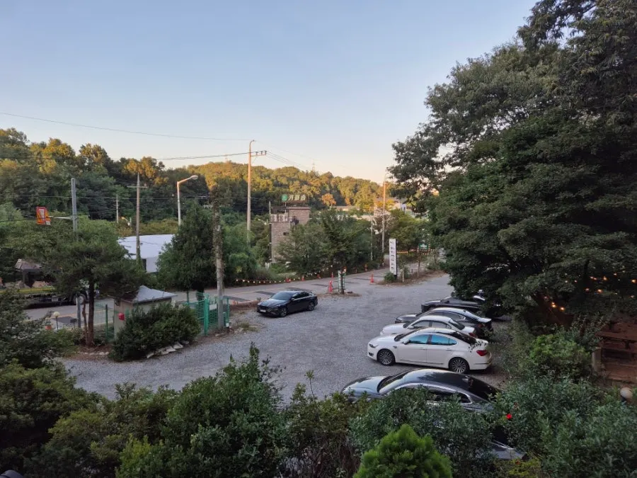 Wide parking lot at Maehwa Gondeurebap Gwangmyeong Bamil Village Branch