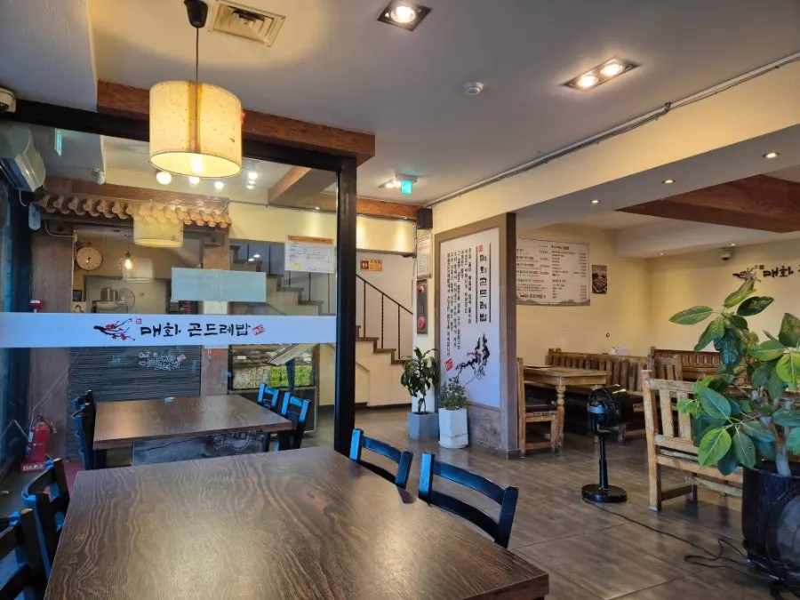 Large interior hall of the Korean set-menu restaurant