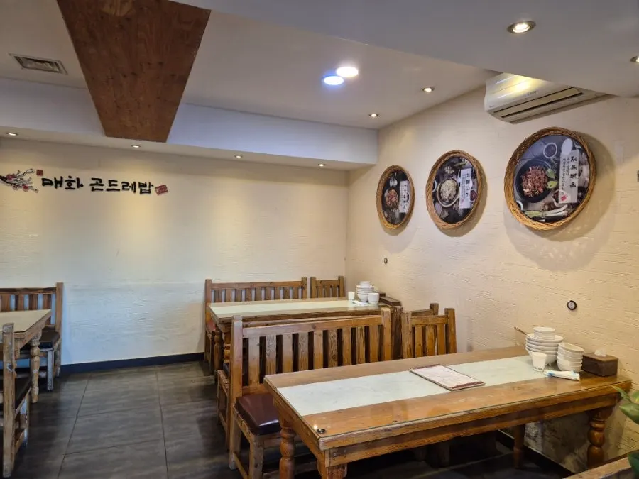 Table seating with comfortable spacing