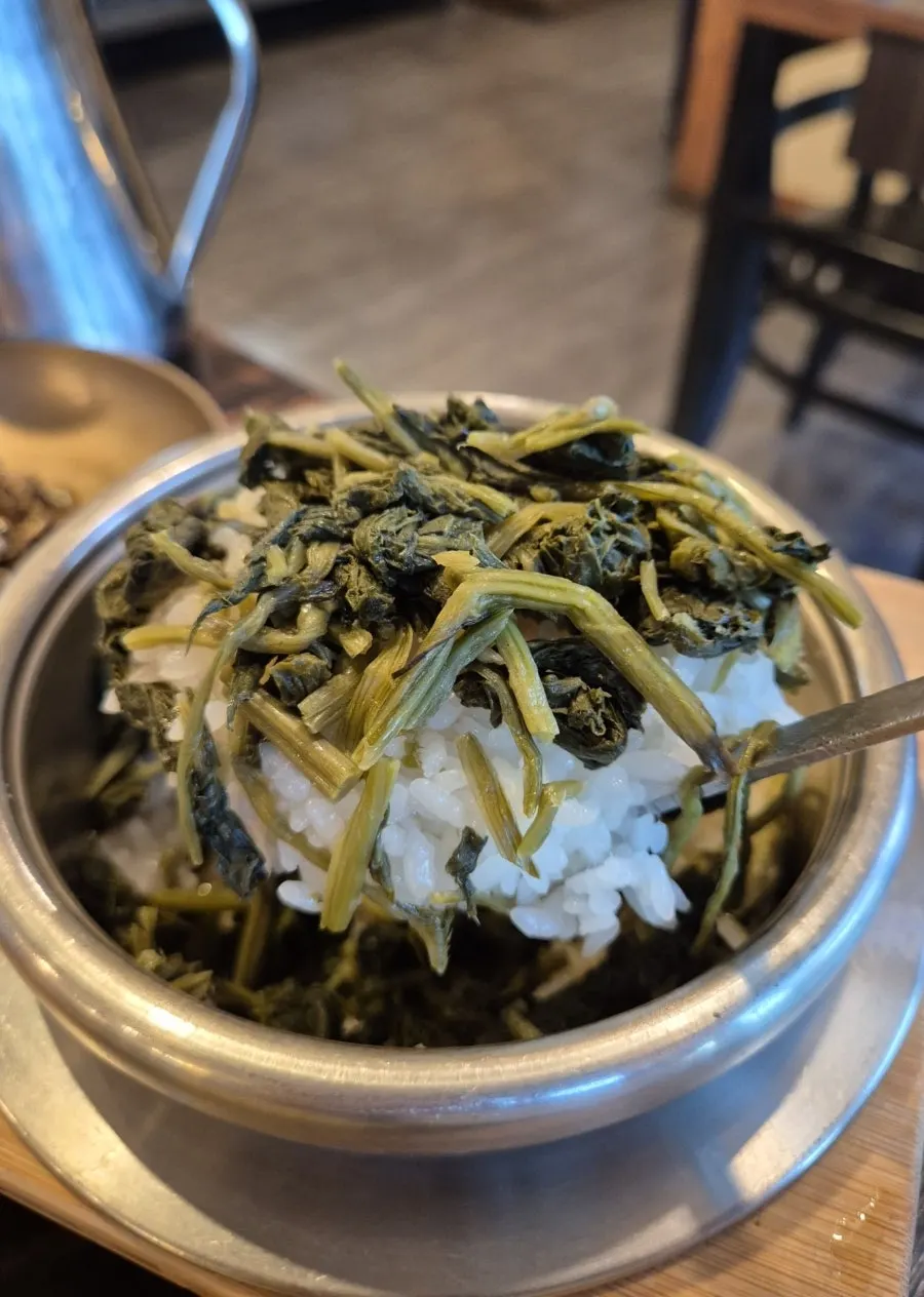 Close-up of gondeure-topped hotpot rice