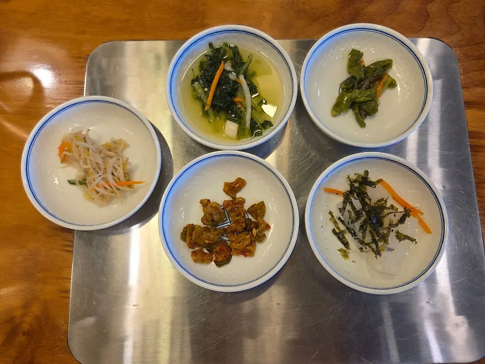 먼저 차려진 정식 밑반찬 한 상
