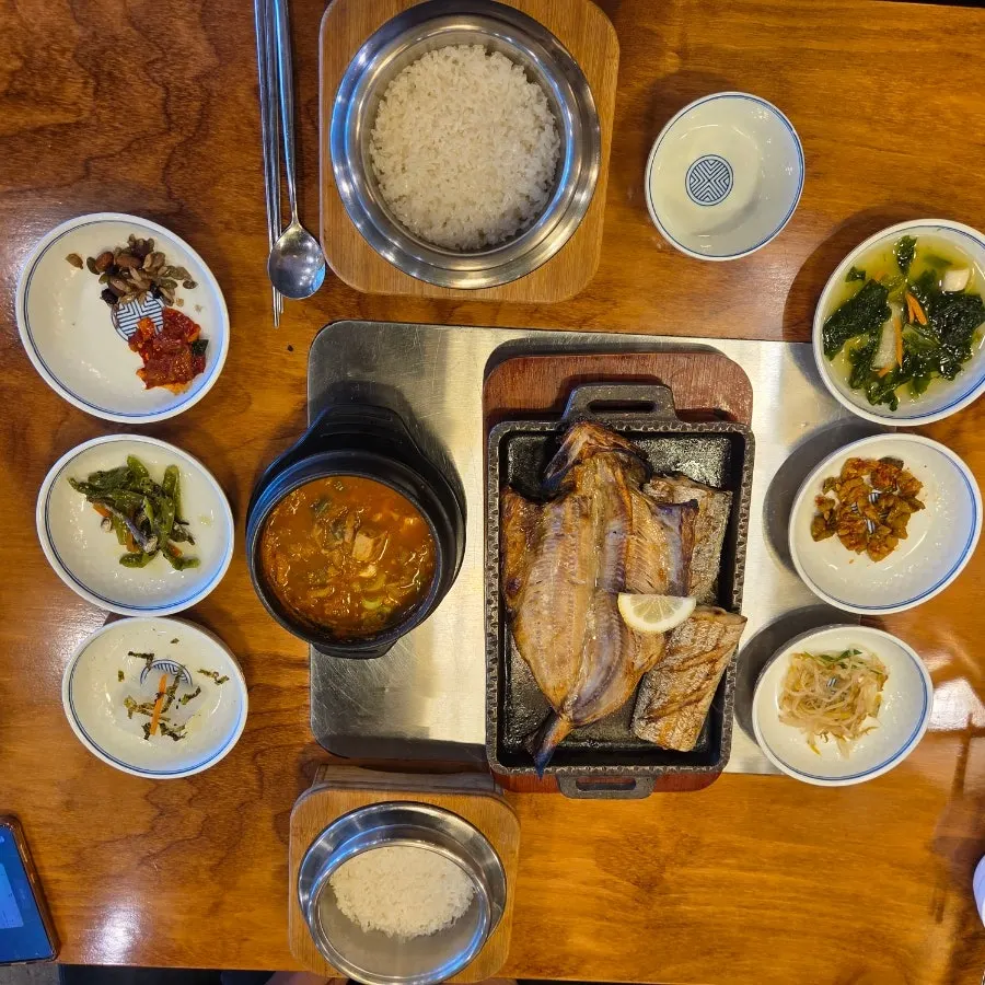 화덕 생선구이와 찌개가 함께 나온 정식 한 상