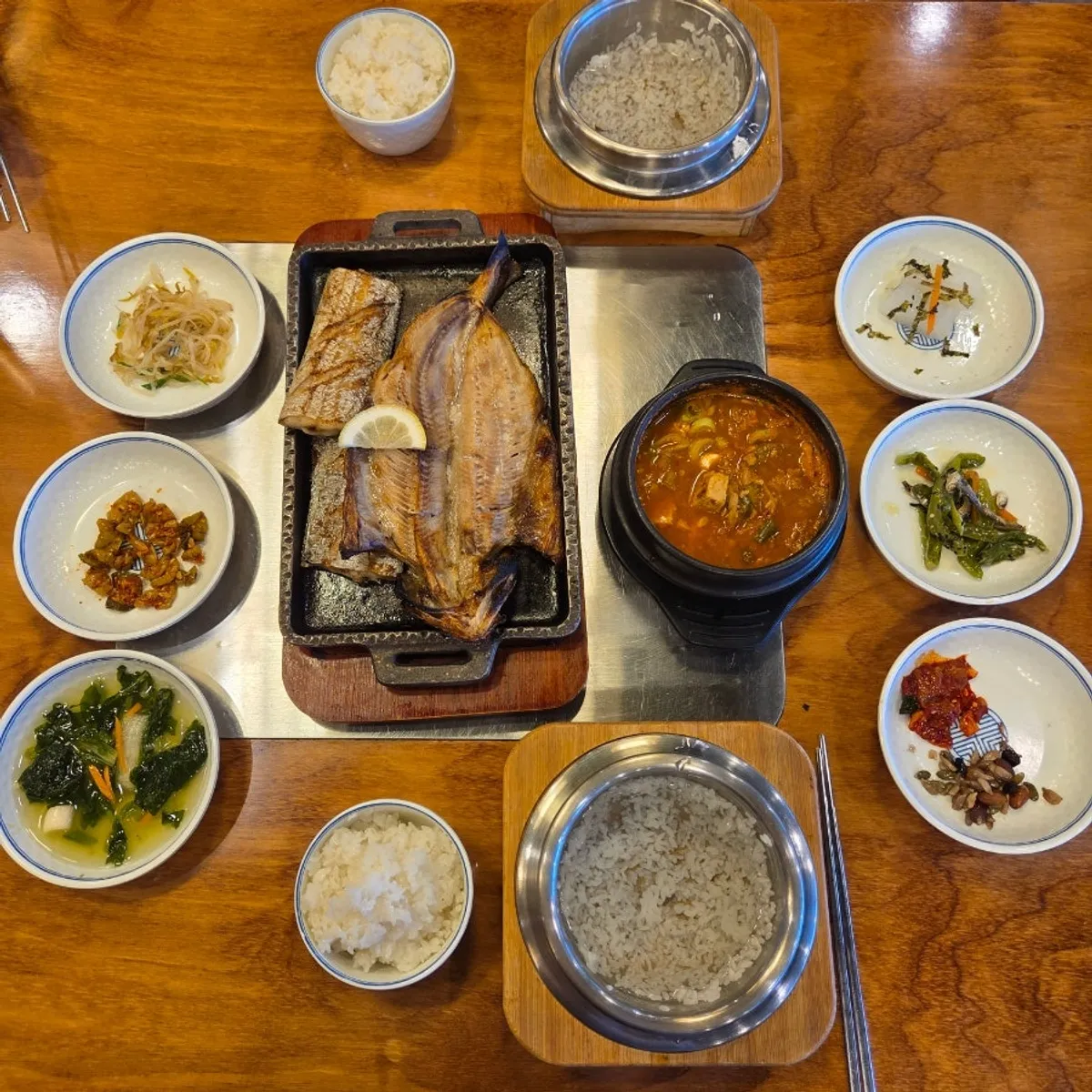 밥을 덜고 따뜻한 물을 부은 돌솥 누룽지