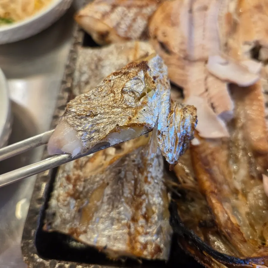 겉이 바삭하게 구워진 갈치 살