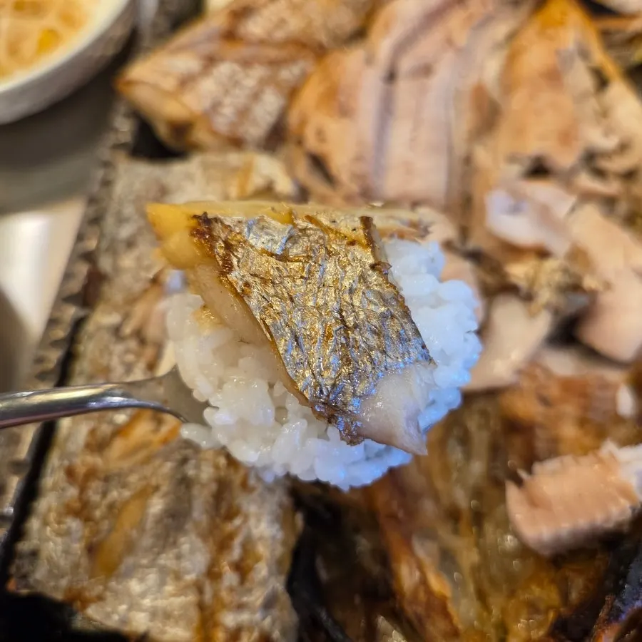 밥 위에 올린 갈치구이 한 숟갈