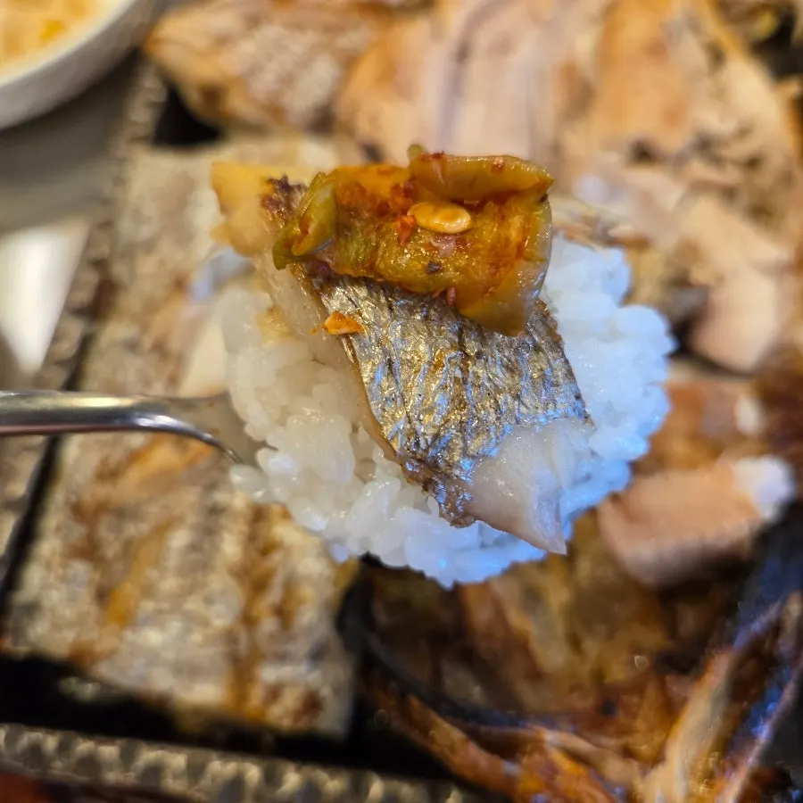 밑반찬을 함께 올린 밥 한 숟갈
