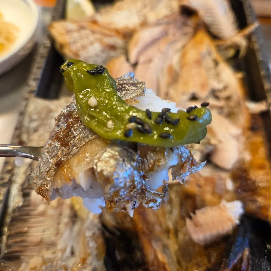 생선과 반찬을 곁들인 밥상 클로즈업