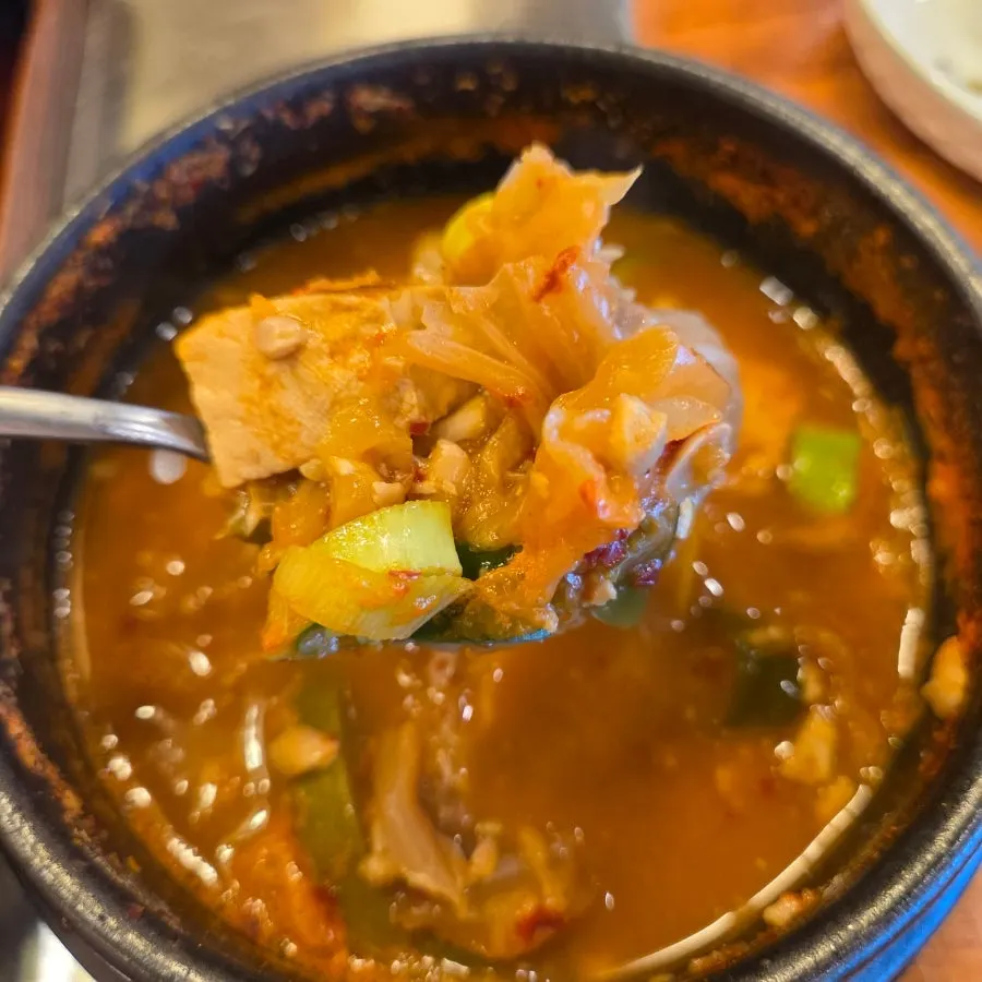 정식에 나오는 내용물 푸짐한 찌개