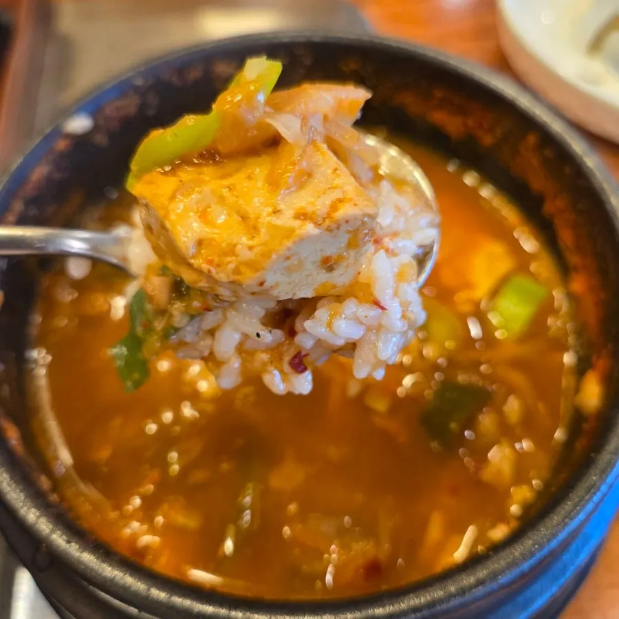 찌개와 함께 먹는 솥밥 한 술
