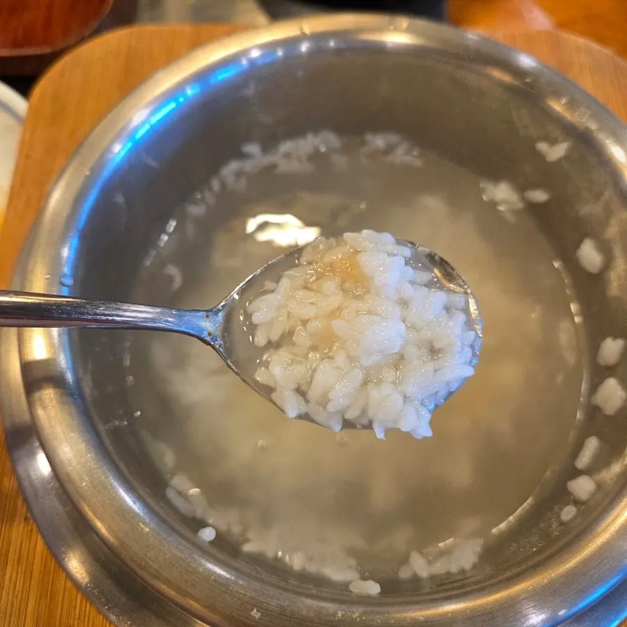 구수하게 완성된 돌솥 누룽지
