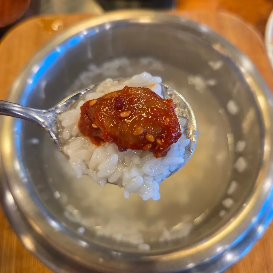 누룽지에 젓갈과 생선을 올린 모습