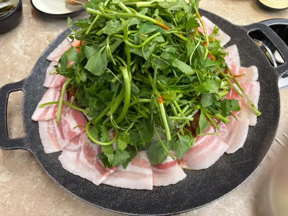 흑돼지 꽃삼겹 철판쭈꾸미 중간맛
